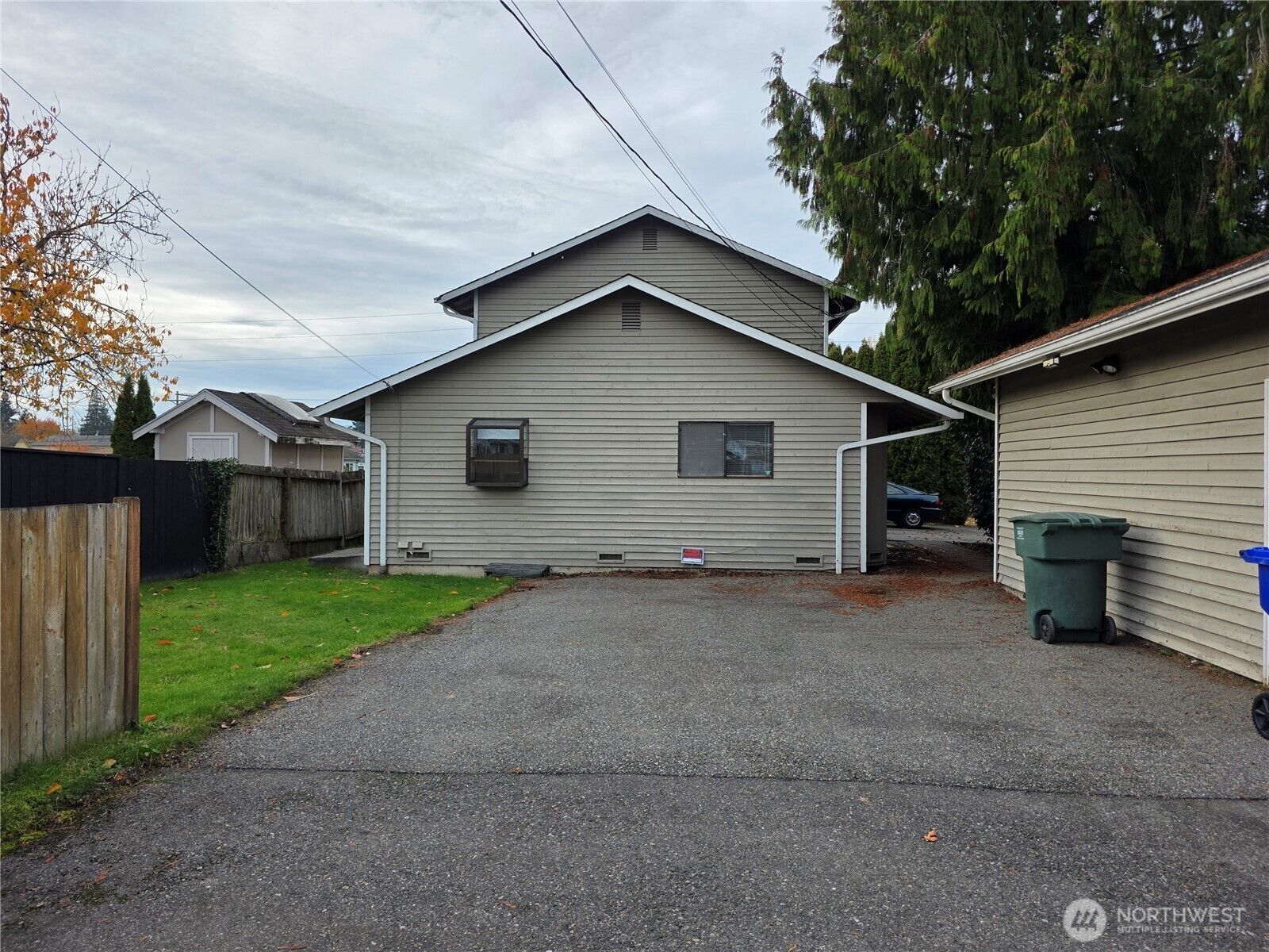 Property Photo:  2121  Chestnut Street B  WA 98201 