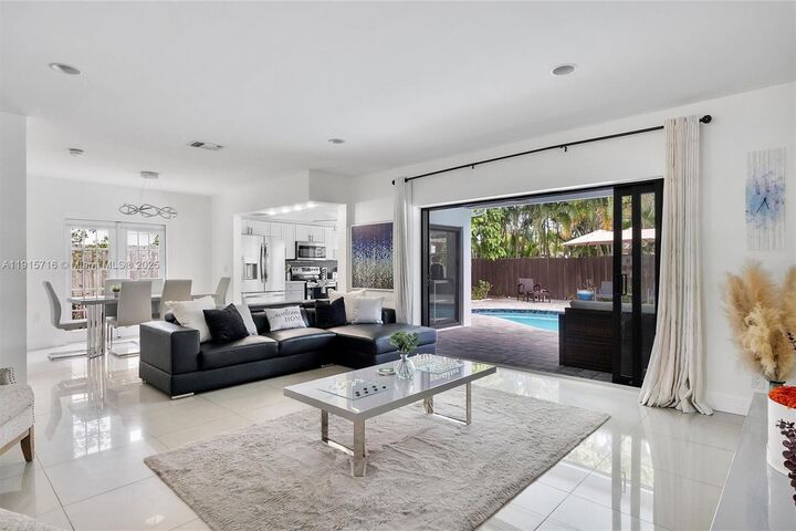 Property Photo: 5800 NE 18th Ave FL 33334