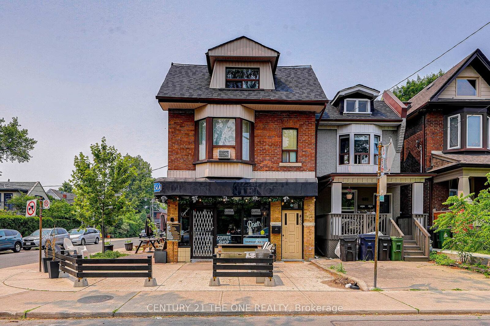 Property Photo:  850 Carlaw Avenue 3rd Flr  ON M4K 3L3 