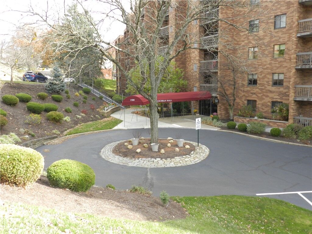 Property Photo:  1500 Cochran Rd 512  PA 15243 