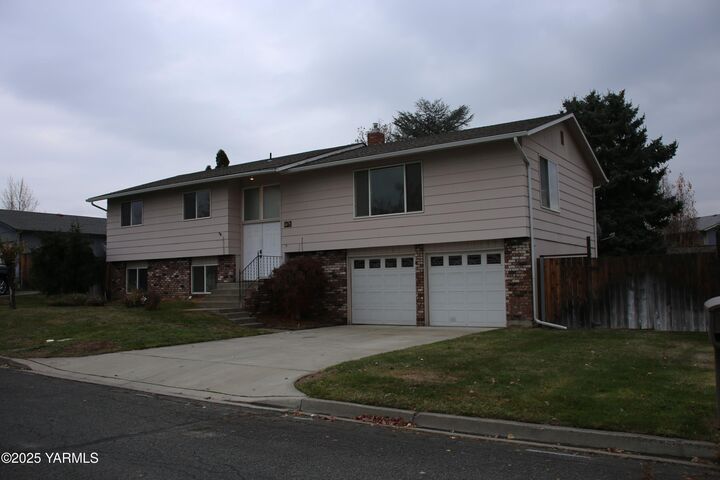 Property Photo:  1403 Karr Ave  WA 98902 