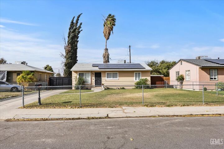 Property Photo:  105 Jones Street  CA 93309 