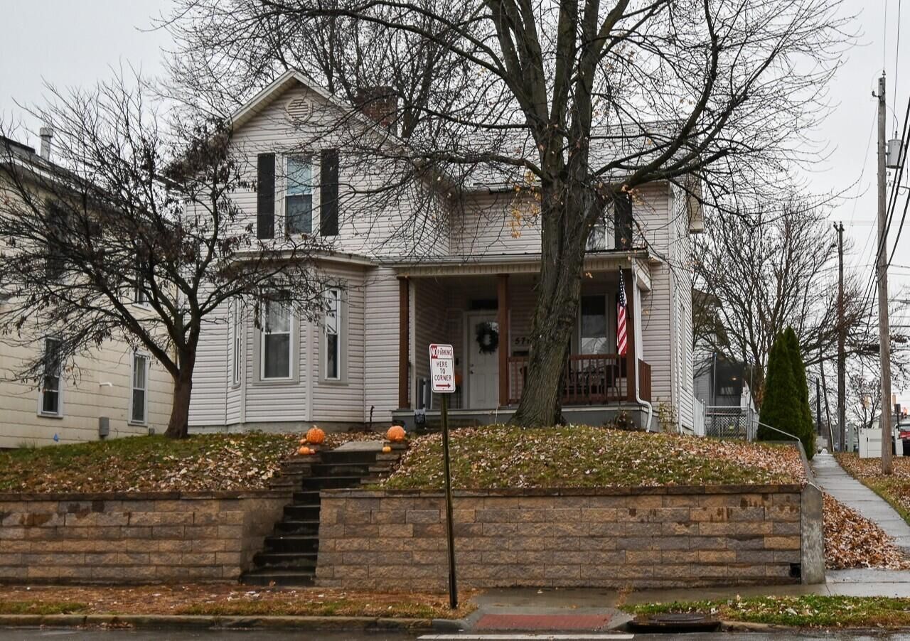 Property Photo: 571 E Chestnut Street OH 43130