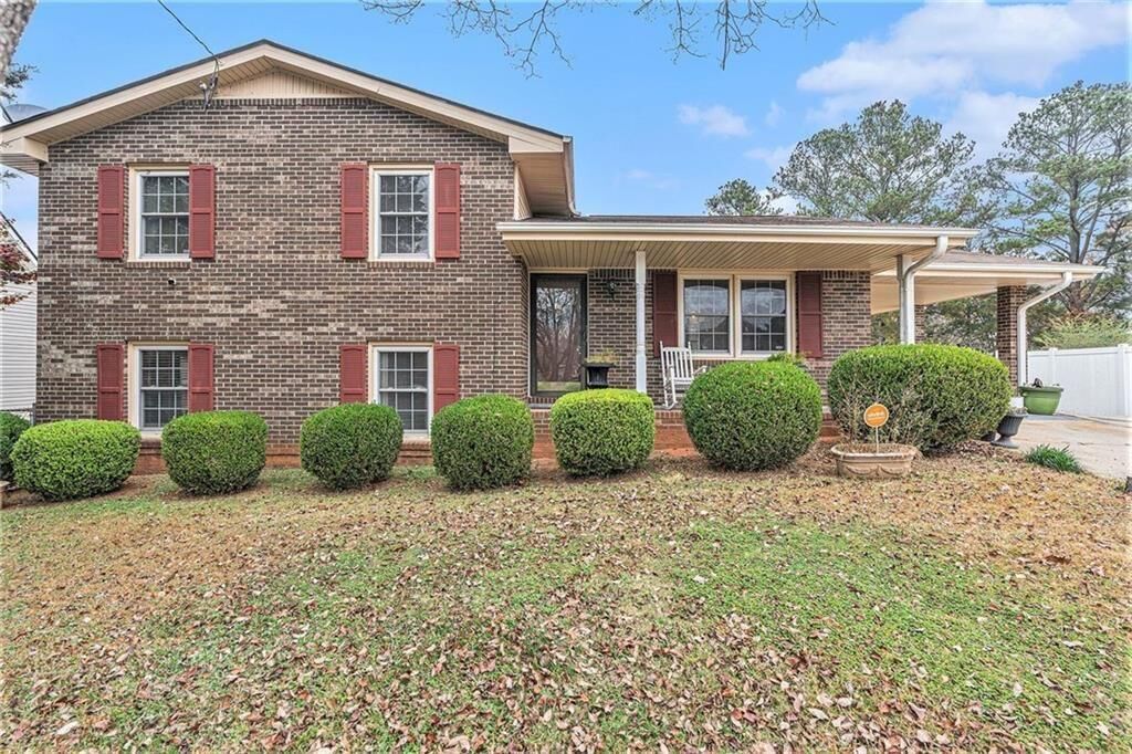 Property Photo: 1913 Amberwood Court GA 30223