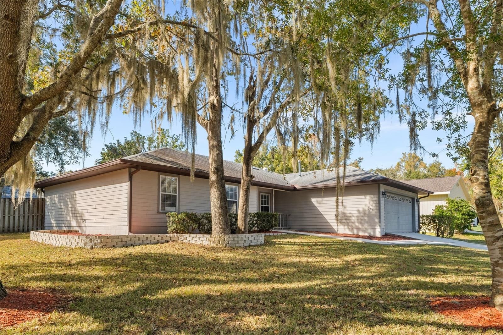 Property Photo: 420 NW 94th Way FL 32607