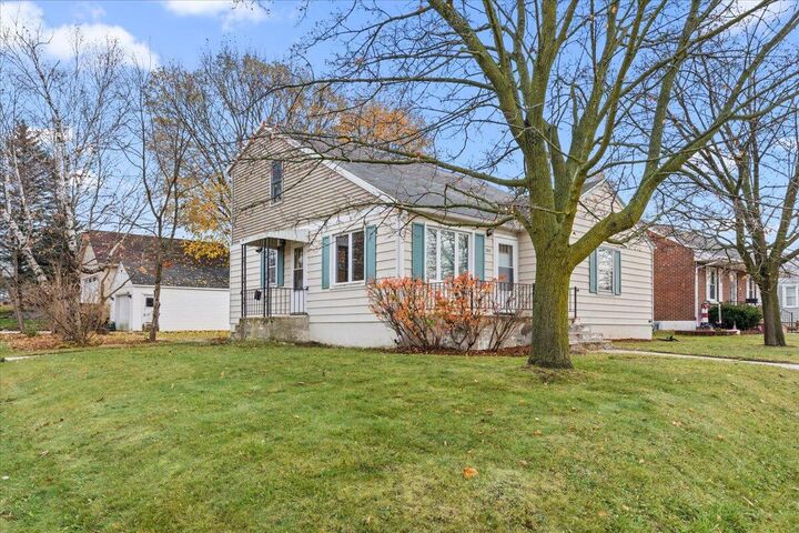 Property Photo: 305 S Silverbrook Dr WI 53095