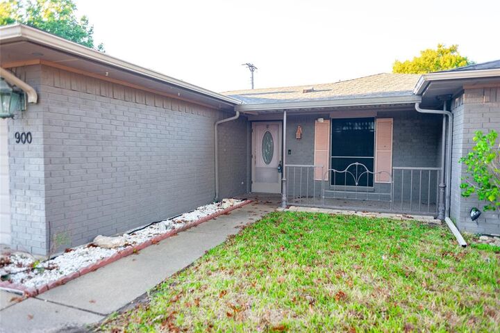 Property Photo: 900 Savannah Drive TX 75119