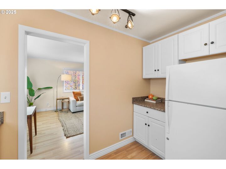 Property Photo: 7643 SE Market St OR 97215