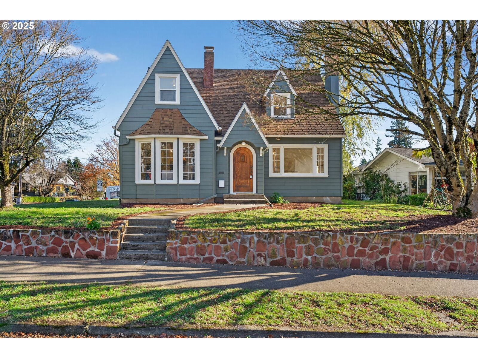 Property Photo:  1708 SE 76th Ave  OR 97215 