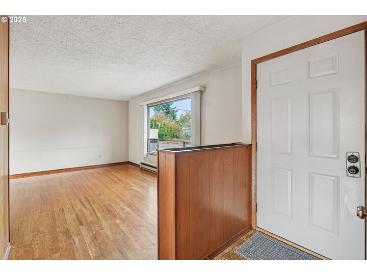 Property Photo:  6212 SE Knight St  OR 97206 