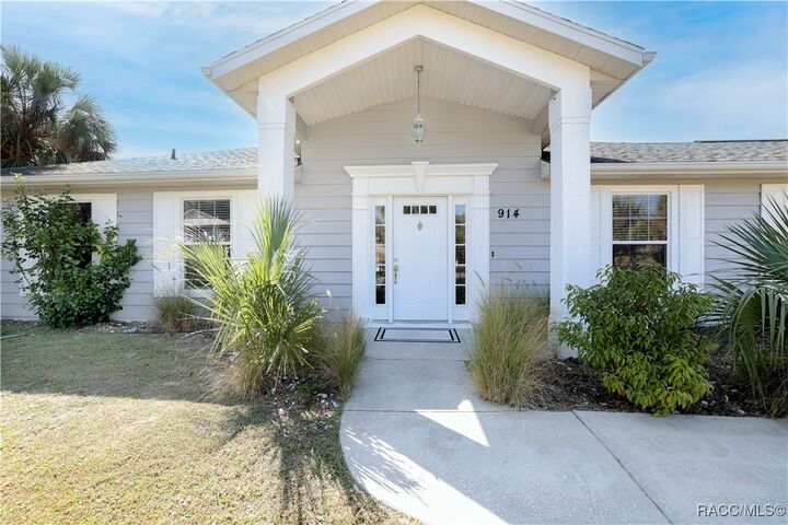 Property Photo: 914 N Country Club Drive FL 34429