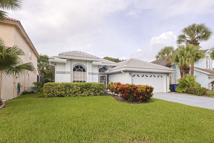 Property Photo:  7205 SE Seagate Lane  FL 34997 