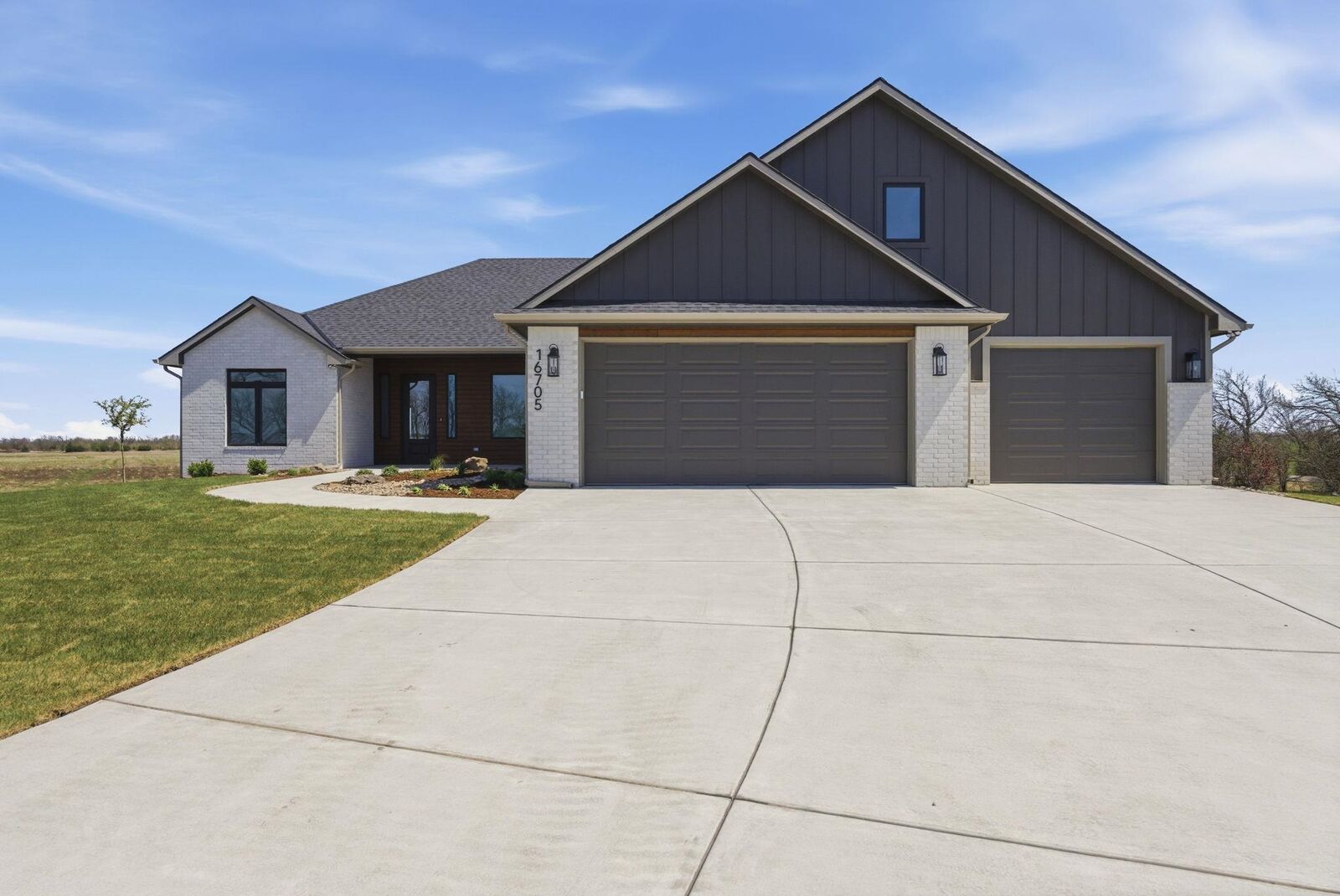 Property Photo:  16705 W Hickory Ct  KS 67052 