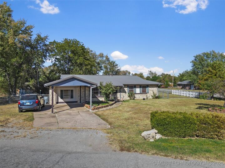 Property Photo:  1421 S Hayes Avenue  OK 74467 
