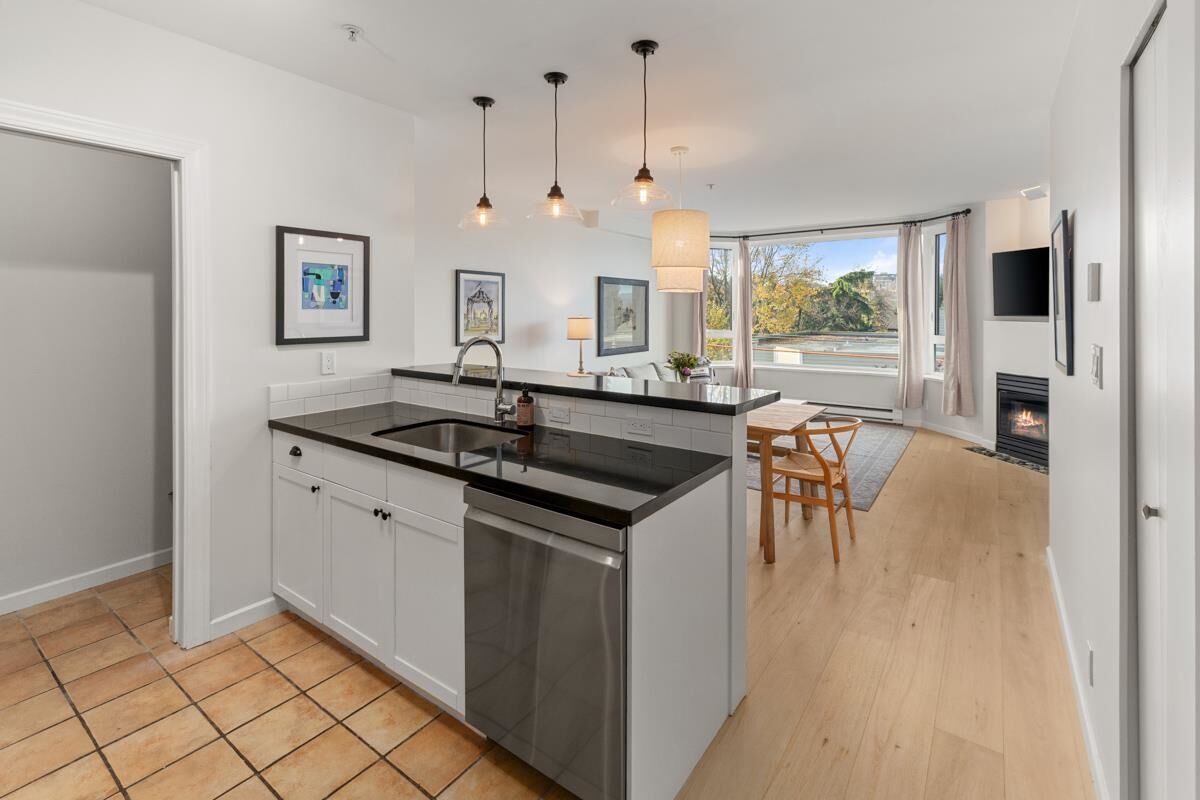 Property Photo:  1688 Cypress Street 404  BC V6J 5J1 