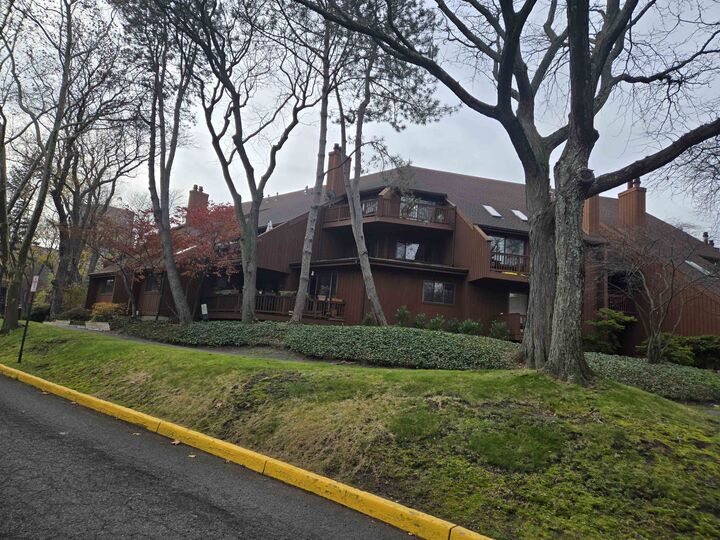 Property Photo: 570 Sanderling Ct NJ 07094