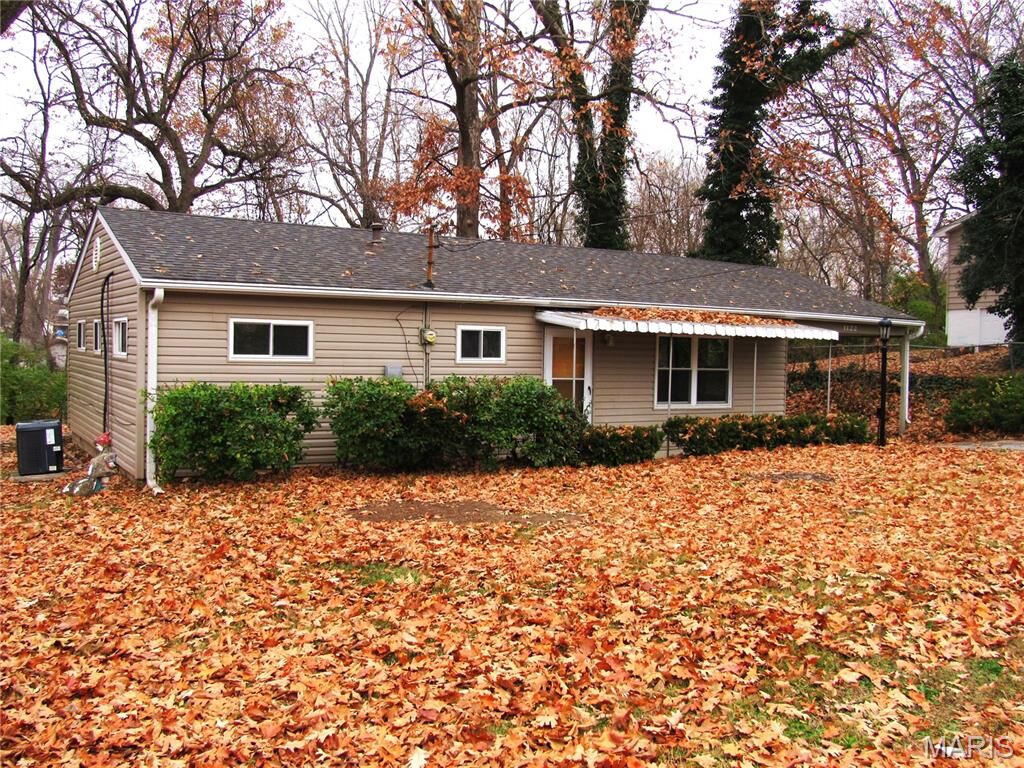 Property Photo:  1122 East Drive  IL 62018 