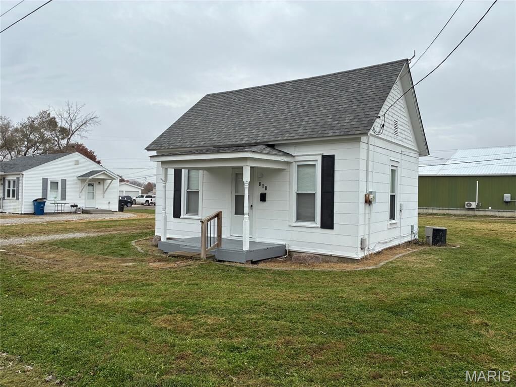 Property Photo:  818 E Washington Avenue  IL 62246 