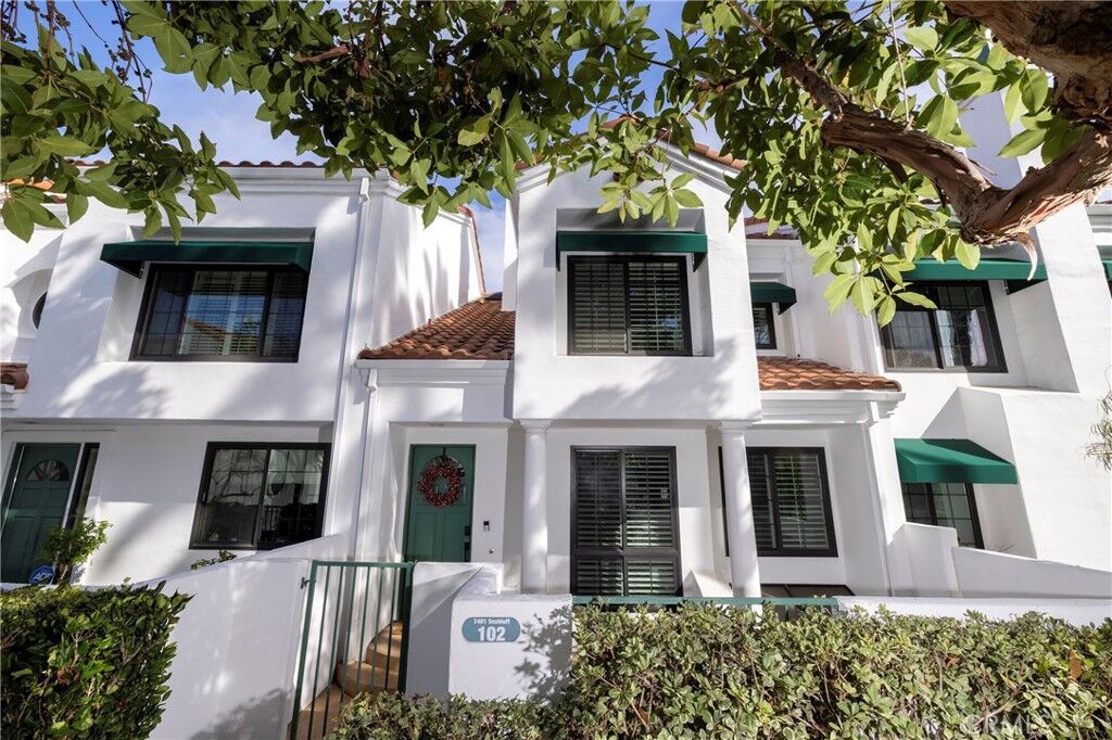 Property Photo:  7401 Seabluff 102  CA 92648 