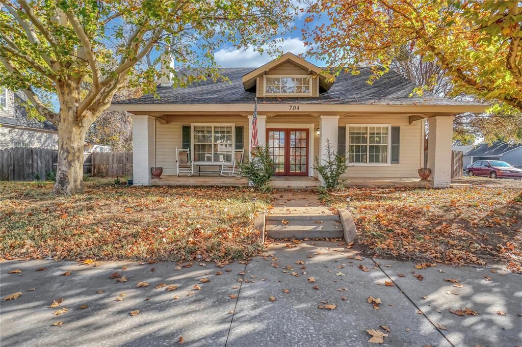 Property Photo:  704 N Pennsylvania Avenue  OK 73554 