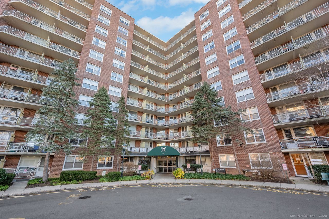 Property Photo:  71 Strawberry Hill Avenue Apt 118  CT 06902 