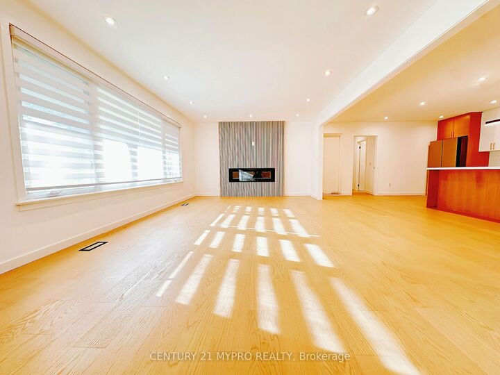 Property Photo:  2417 Mississauga Road Main  ON L5H 2L4 