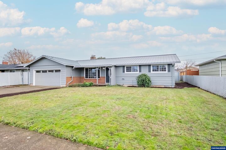 Property Photo:  562 Connecticut Av SE  OR 97317 