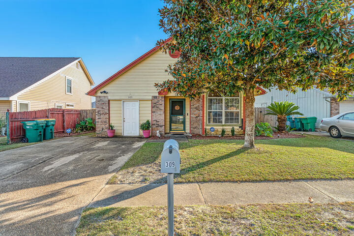 Property Photo:  309 Woodland Park Circle  FL 32569 