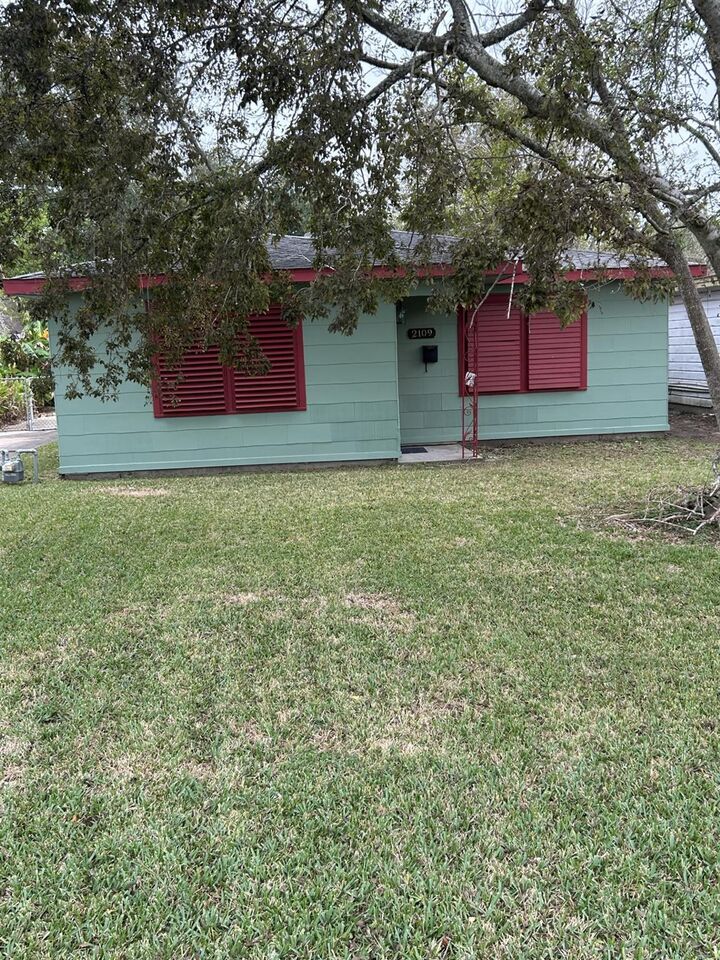 Property Photo:  2109 Briar Lane  TX 77568 