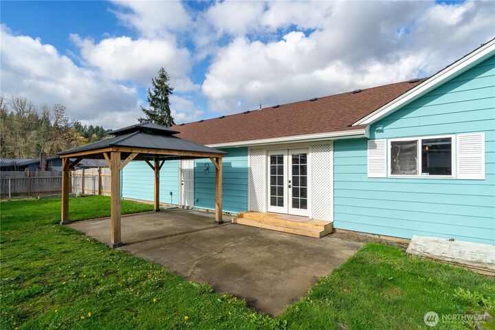 Property Photo:  404 W Roanoke Street  WA 98531 