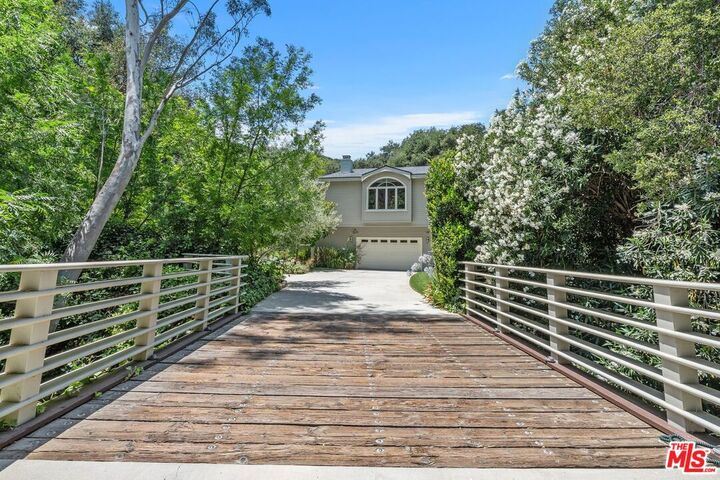 24753 Mulholland Hwy  Calabasas CA 91302 photo