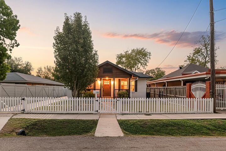 Property Photo: 814 Barkley Street TX 77022