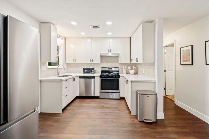 Property Photo:  916 N Chenango Street  TX 77515 