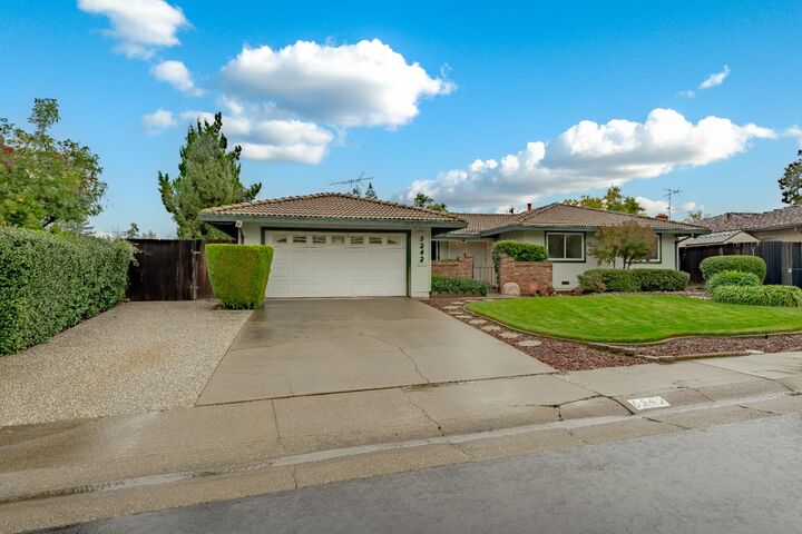 Property Photo: 5242 Ridgedgate Way CA 95628