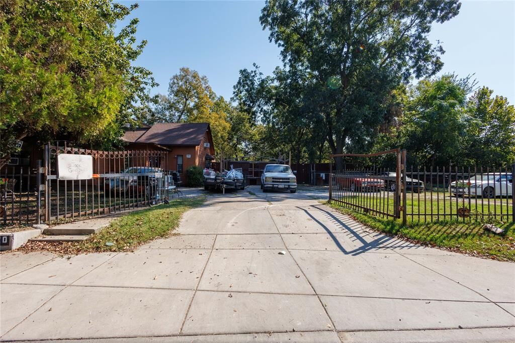 Property Photo: 3020 Fordham Road TX 75216