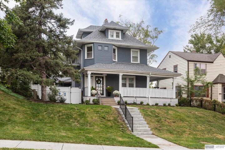 Property Photo: 4624 Farnam Street NE 68132
