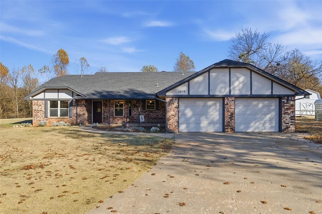 Property Photo: 1516 Indian Creek Terrace OK 73089