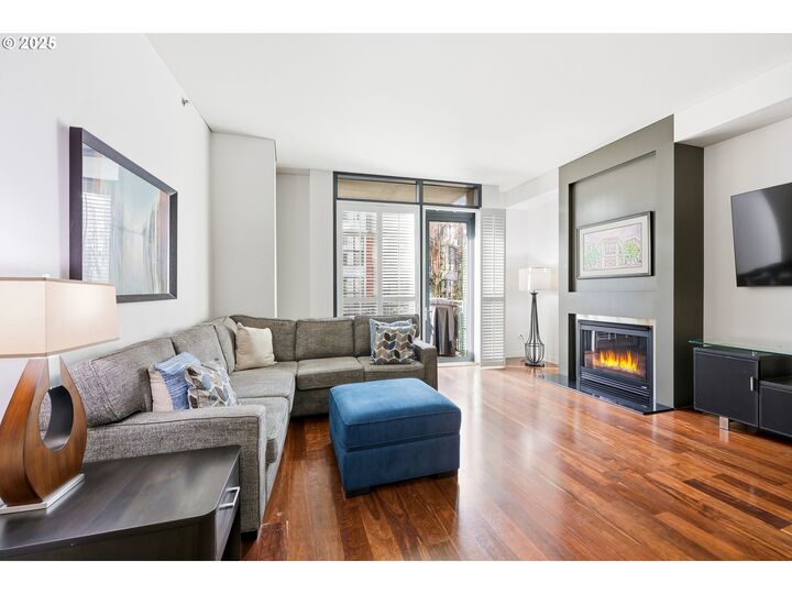 Property Photo:  922 NW 11th Ave 305  OR 97209 