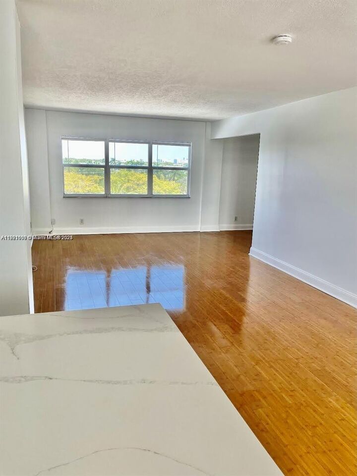 Property Photo:  2555 NE 11th St 605  FL 33304 