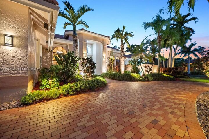 Property Photo: 392 Coconut Cir FL 33326