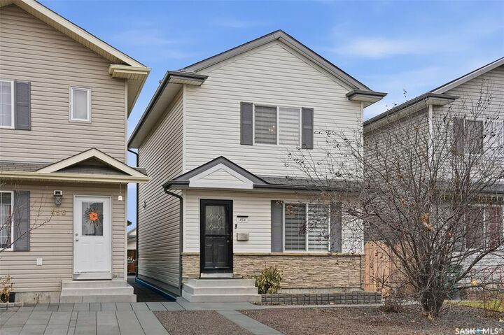 Property Photo:  454 Blakeney Crescent  SK S7L 7N3 