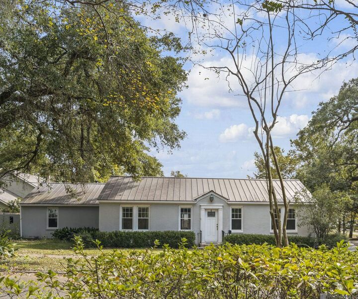 Property Photo: 114 Lsu Ave LA 70808
