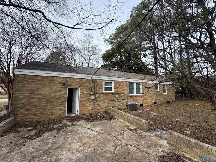 Property Photo:  909 Graycroft Drive SW  AL 35802 