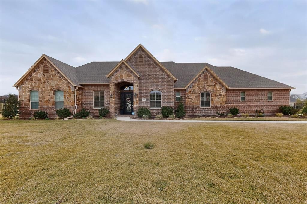 Property Photo: 2416 Sweeping Meadows Lane TX 75104