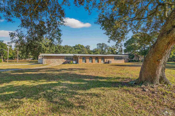 Property Photo:  8 Manor Dr  FL 32507 