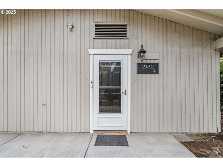 Property Photo: 2132 W 14th Ct OR 97402