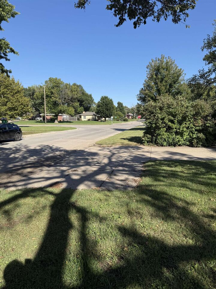 Property Photo:  1027 W Maywood  KS 67217 