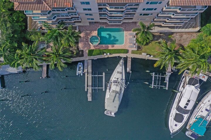 Property Photo:  516 Hendricks Isle 2C  FL 33301 