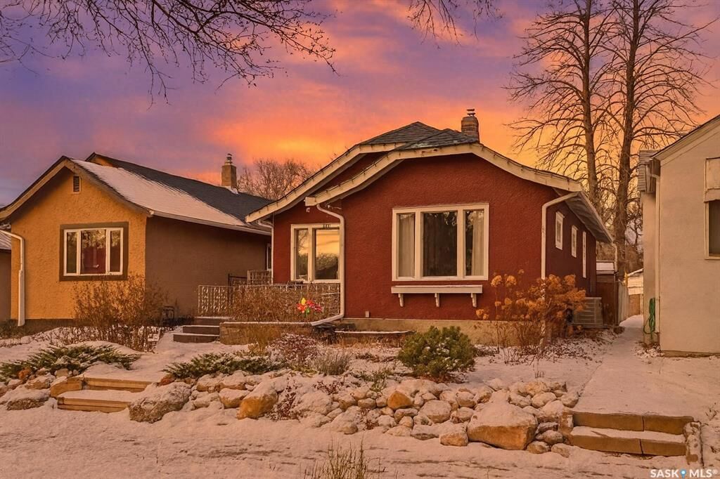 Property Photo:  1121 C Avenue N  SK S7L 1K3 