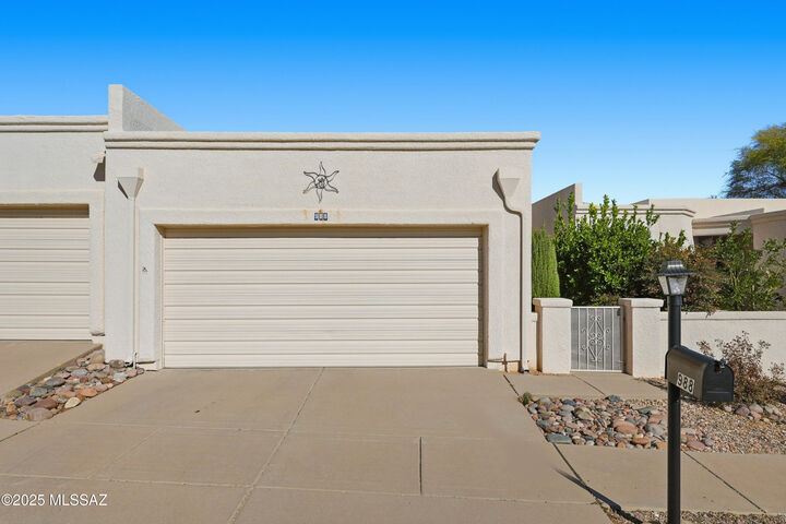 Property Photo:  988 W Calle De Emilia  AZ 85614 